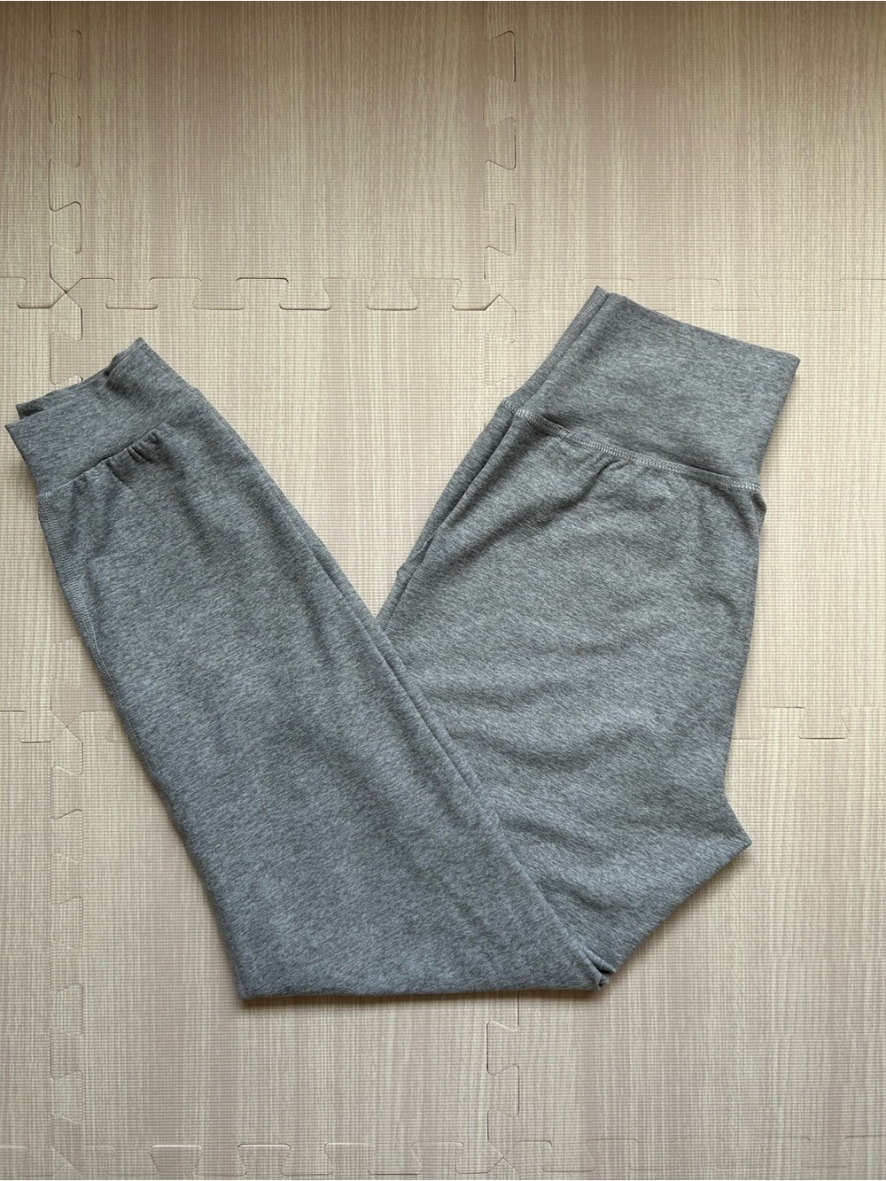 Women’s Beyond Yoga Spacedye Midweight Joggers in light gray. XS